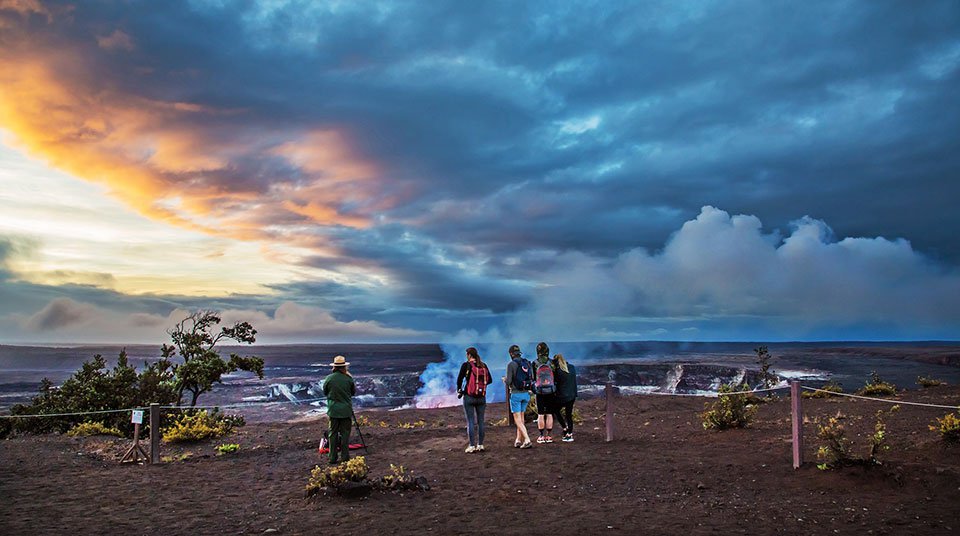 Halmema-uma-u-viewing-area-at-Hawai-i-Volcanoes-NP_lr_960.jpg