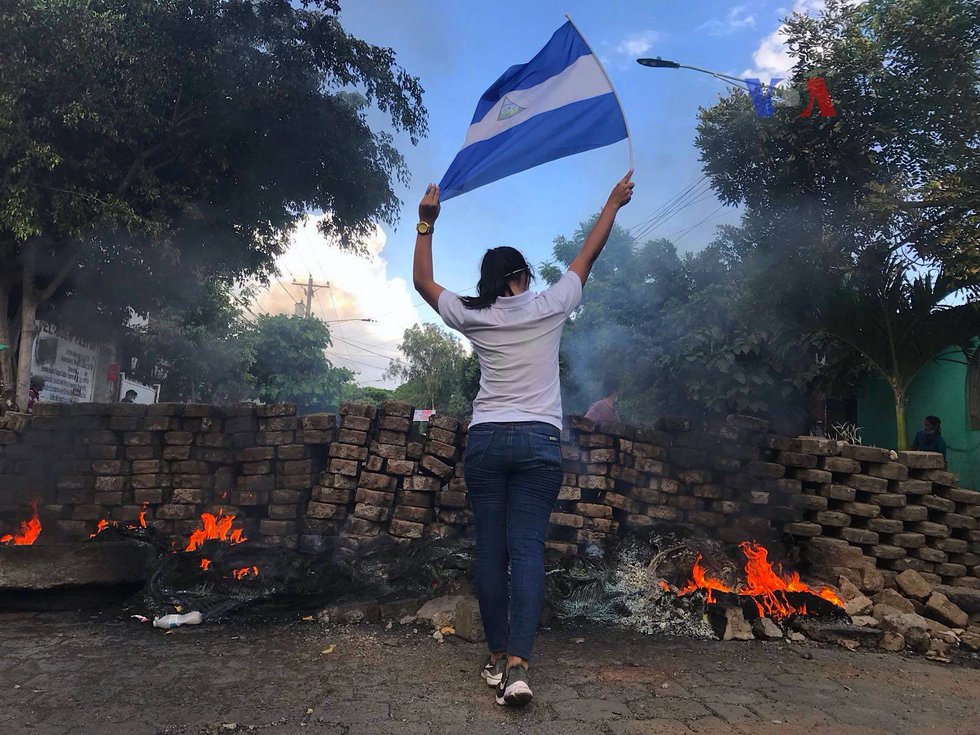 2018_Nicaraguan_protests_-_woman_and_flag.jpg
