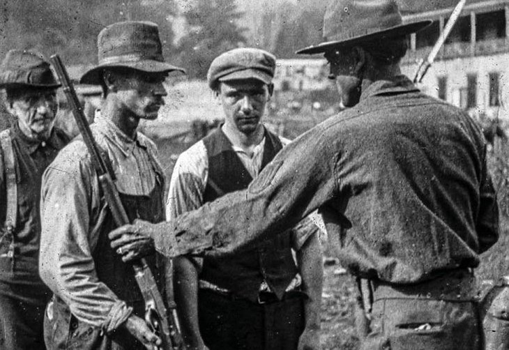 blair 1921 miners turning in guns 4041blair 1921 miners turning in guns 4 lr.jpg