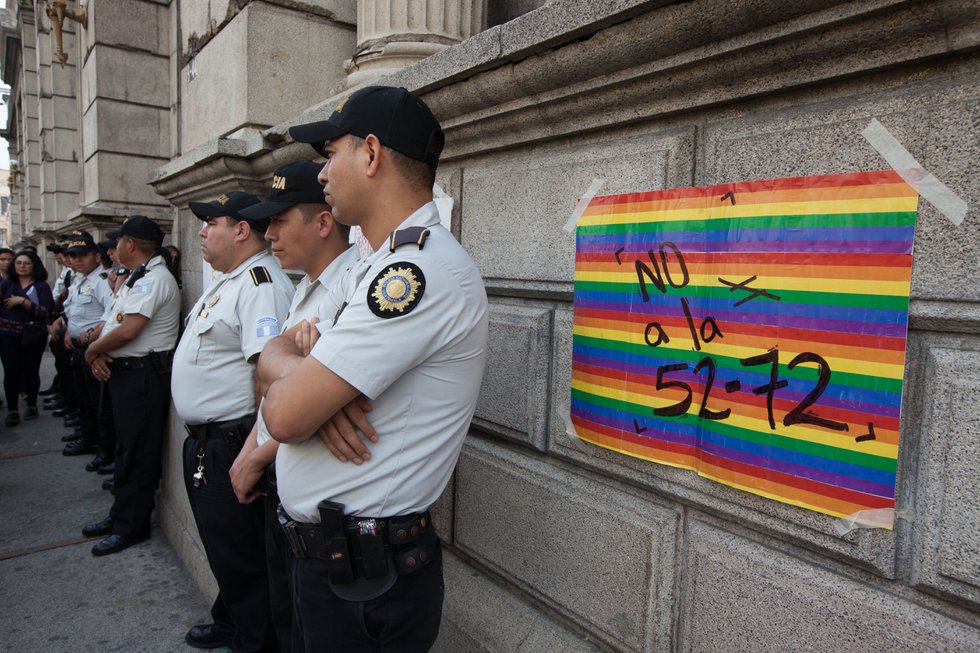 Police in front of Guatemalan congressional building.jpg