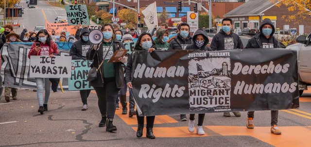 Activistas marchan el 28 de octubre en Burlington, Vermont, celebrando el acuerdo de la demanda federal que afirma los derechos de los inmigrantes de la primera enmienda, foto de Terry Allen.jpg