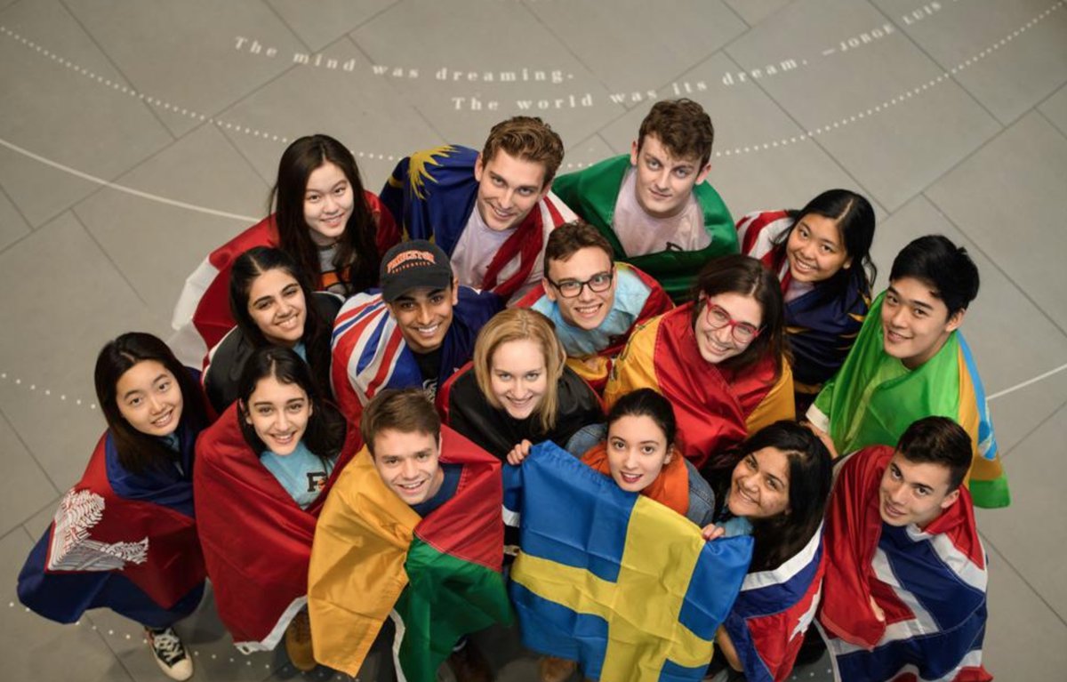 Интернациональные студенты. Иностранные студенты с флагами. Иностранные студенты картинки. Интернациональное фото.