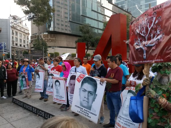 1024px-Manifestación_Padres_y_madres_Ayotzinapa_octubre_2017.jpeg