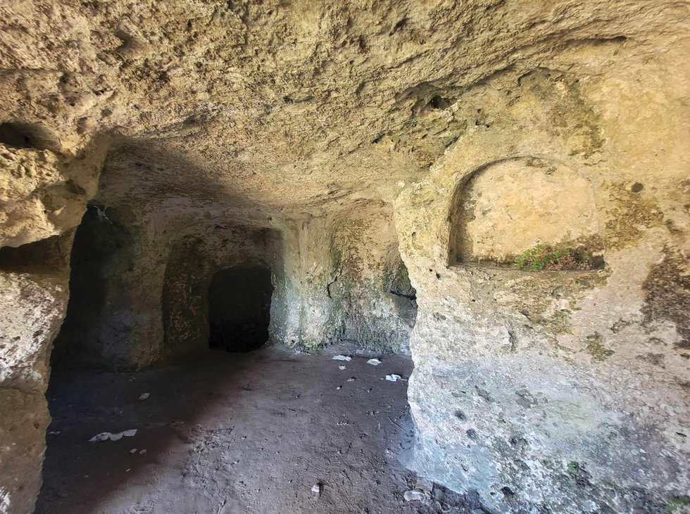 Ancient_cave_dwelling_Matera.jpg