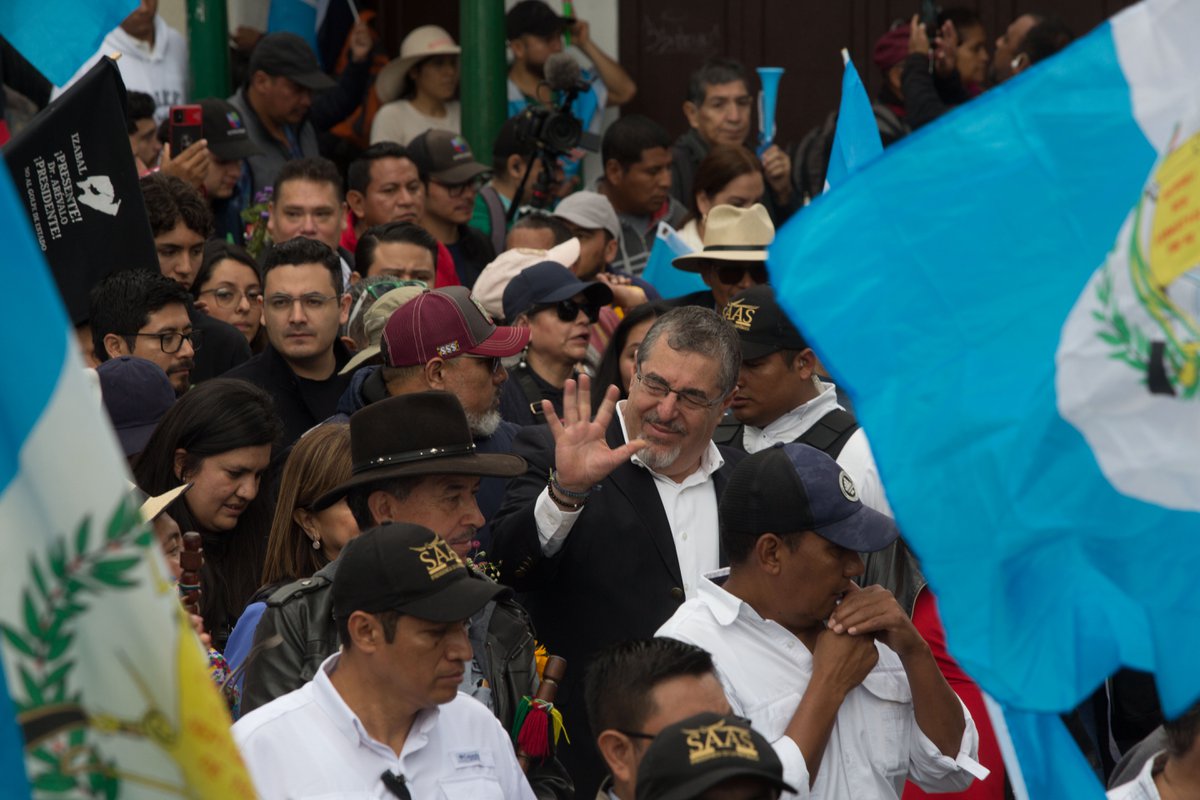 Después de meses de ataques, el presidente progresista de Guatemala asume el cargo