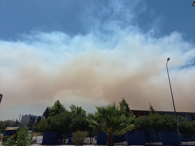 Fire_smoke_near_Colegio_Nueva_Era_Siglo_XXI,_Valparaíso,_Chile.jpeg