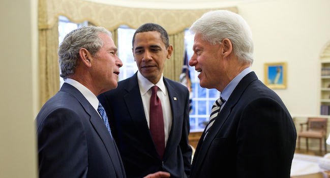 650px_Obama,_Bush,_and_Clinton_discuss_the_2010_Haiti_earthquake.jpg.jpe