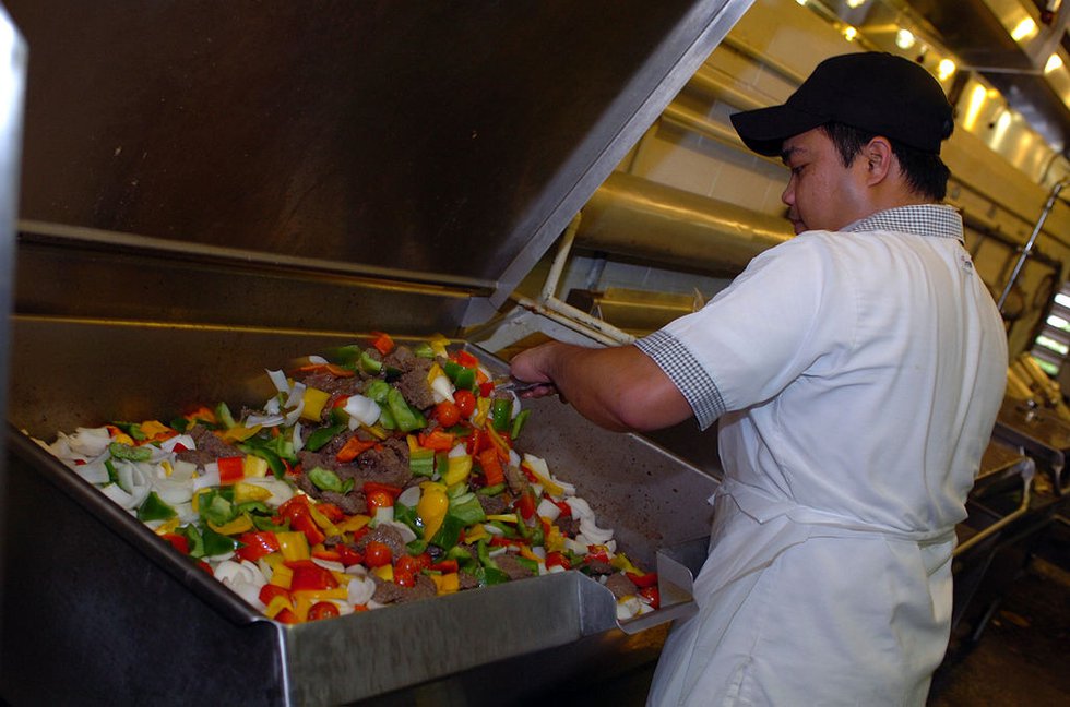 1024px-US_Navy_080822-A-1912B-026_A_food_service_worker_from_Joint_Task_Force_Guantanamo's_Seaside_Galley_prepares_a_special_meal.jpg.jpe