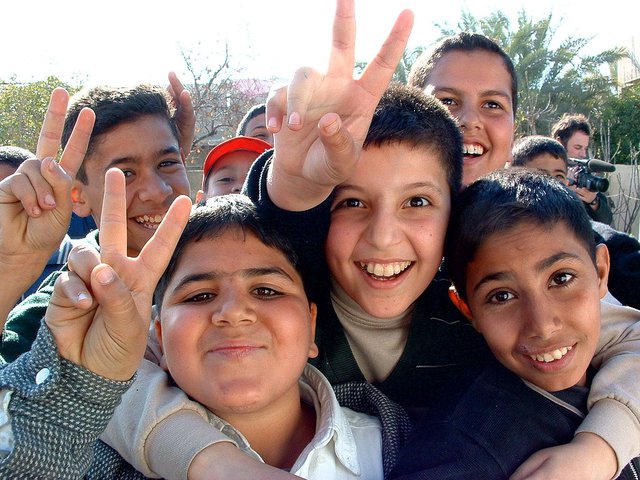 1024px-Iraqi_boys_giving_peace_sign.jpg.jpe