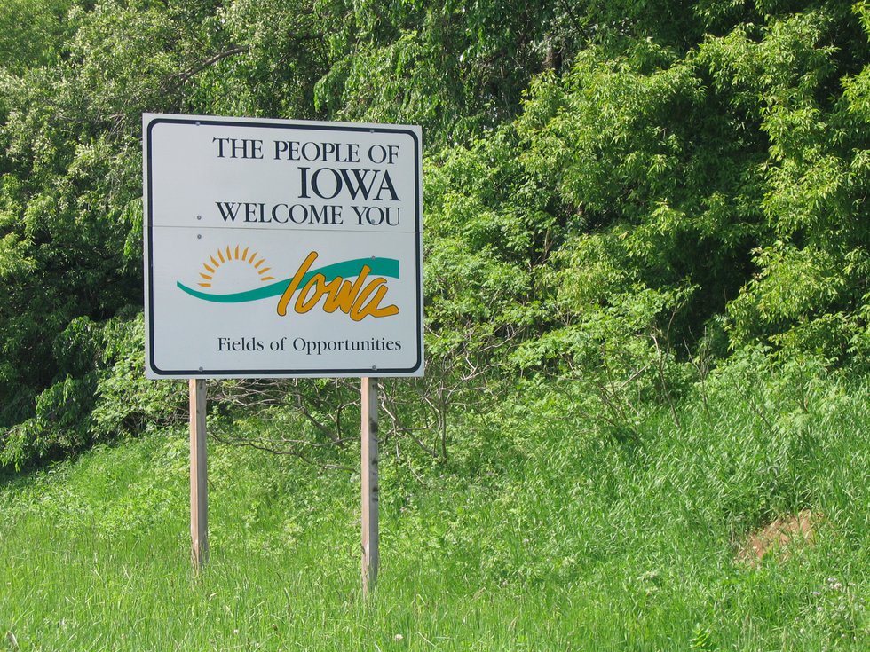 Iowa_welcome_sign_2008.jpg.jpe