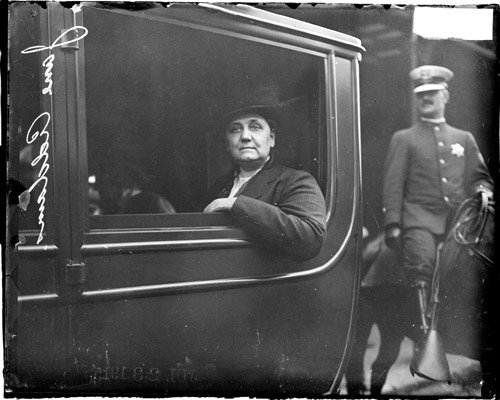 Jane_Addams_in_a_car.jpg