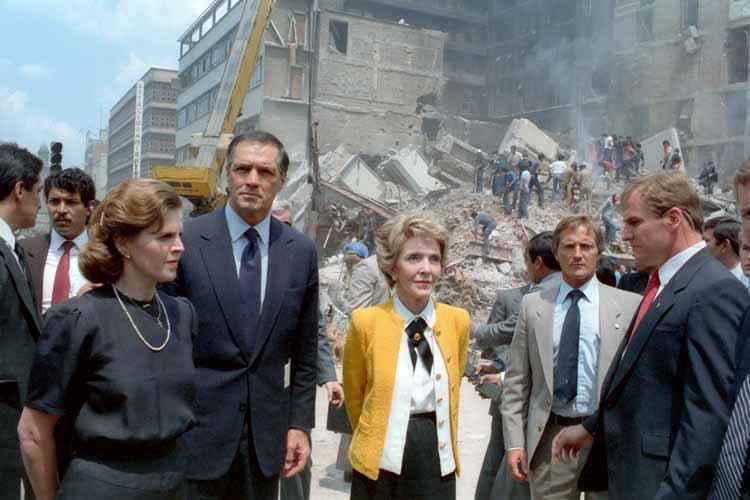 Paloma_Cordero_Nancy_Reagan_Mexico_City_1985_earthquake.jpg